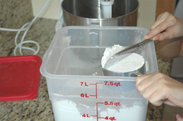 kids-leveling-flour